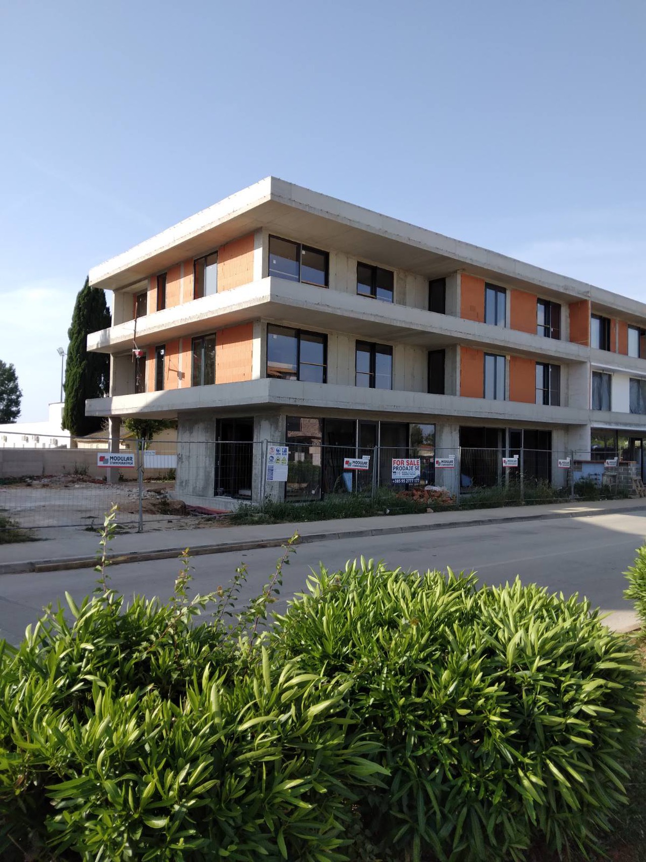 Completed installation of ALU (windows, balcony doors and balcony walls) on building D in Medulin.